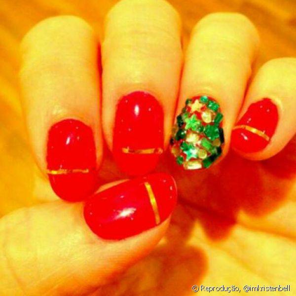Kristen Bell conseguiu uma decora??o mais sofisticada para o natal com esmalte vermelho, feitas metalizadas e lantejoulas verdes em formato de estrela